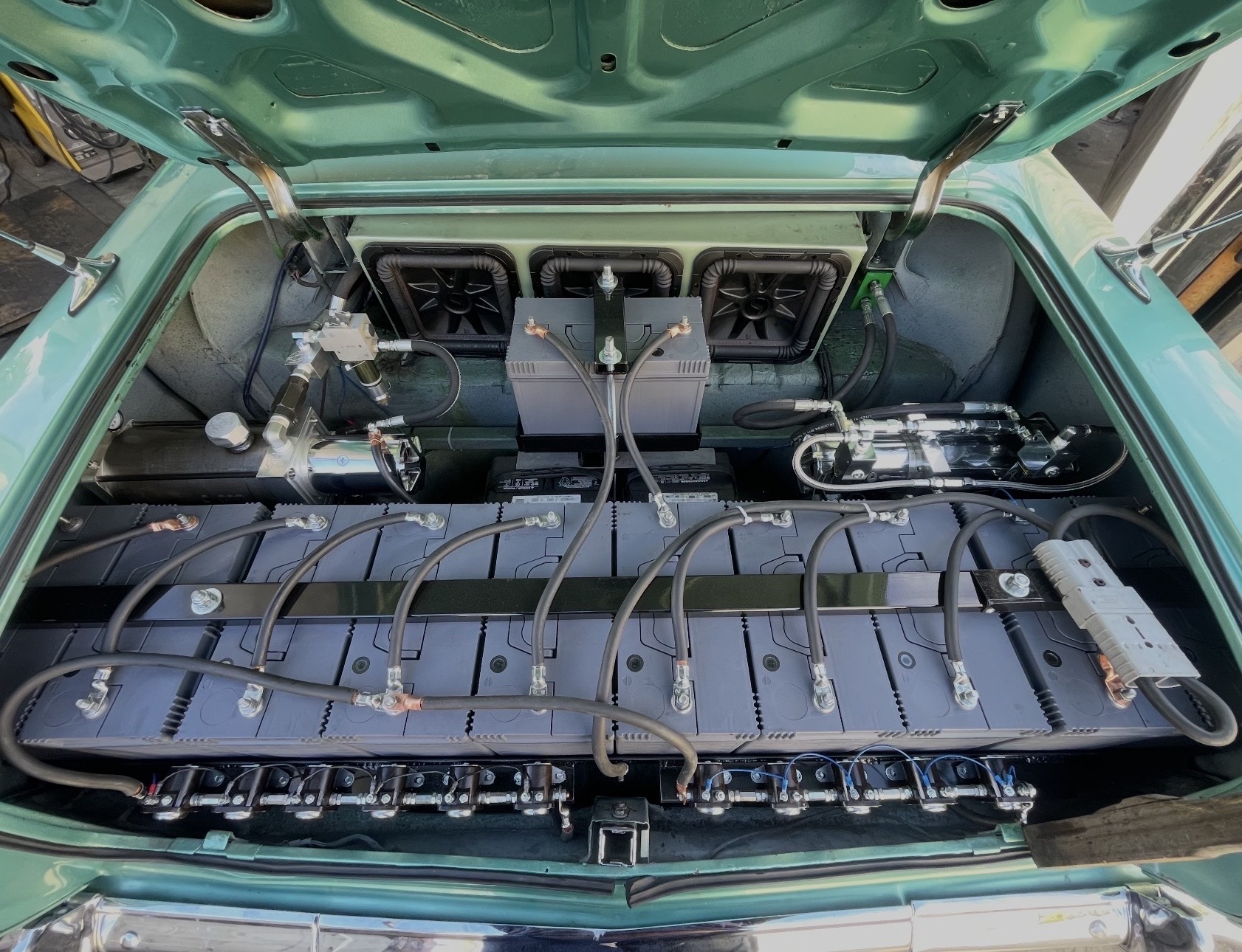 Green lowrider hydraulic trunk setup