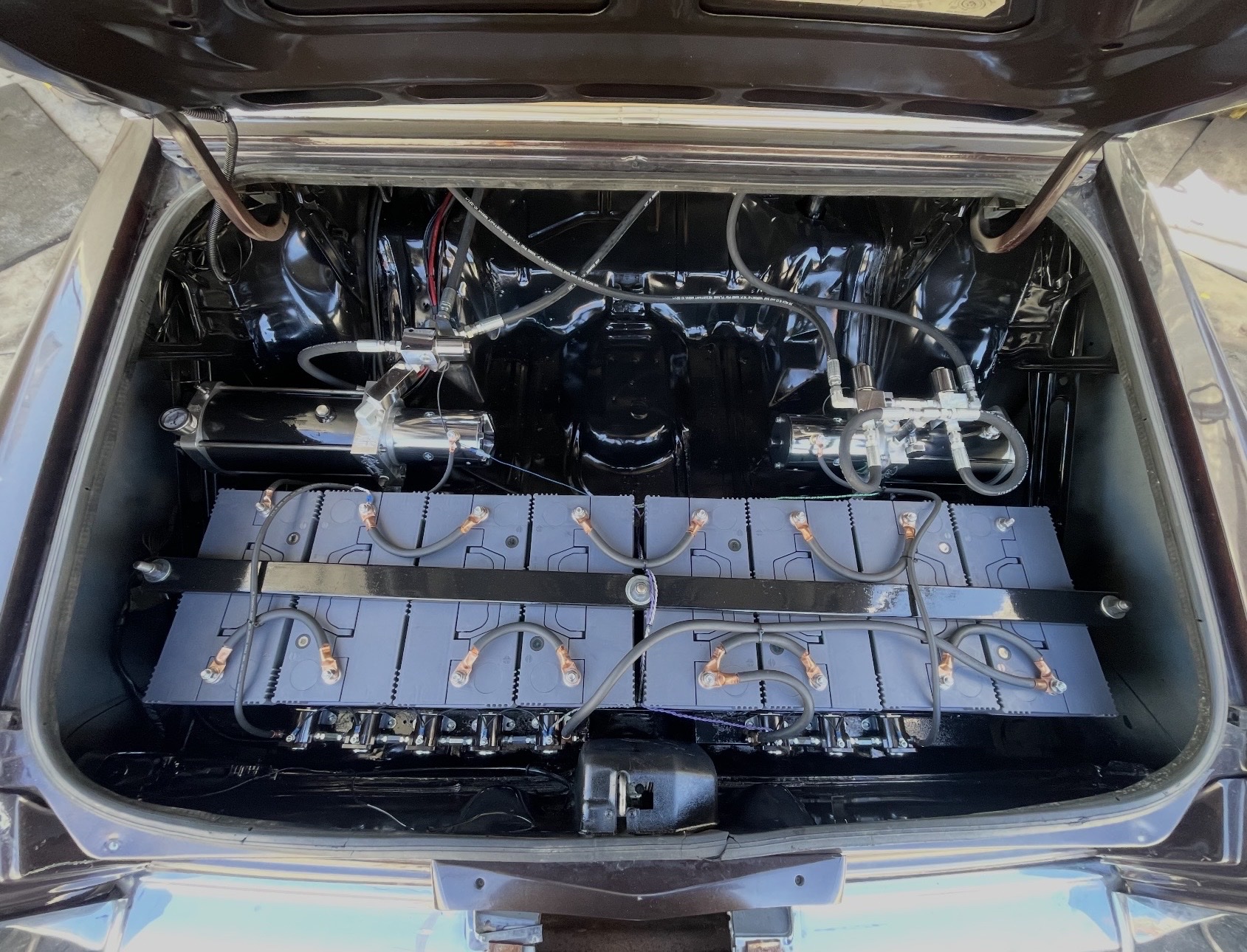 Clean hydraulic trunk setup with batteries